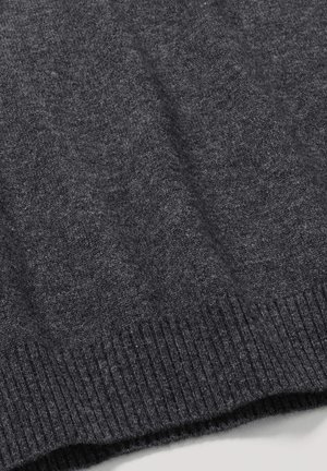 Dunkelgrauer Strickpulloverstoff, der eine glatte Textur und einen gerippten Saum aufweist. Das Material wirkt weich und warm und hat ein dezentes Muster.