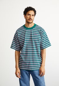 adidas Originals 80S LOOSE STRIPED - T-shirts med print - collegiate green