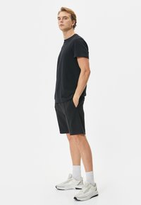 Koton SEAM DETAIL DRAWSTRING POCKET BERMUDA - Pantalones deportivos - black