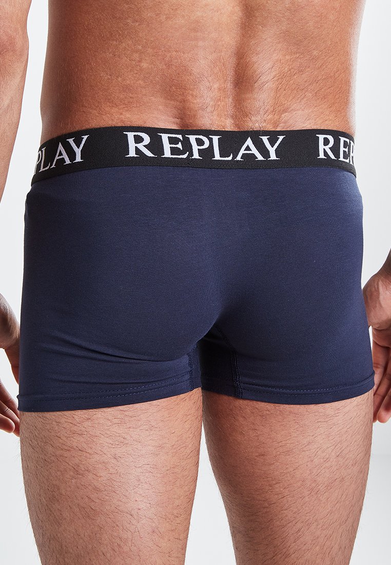 Marineblaue Baumwoll-Boxershorts mit schwarzem Bund und weißem "REPLAY"-Logo. Glatte Textur, figurschnittige Passform, minimalistischer Stil.