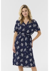 Marint blå blommig klänning i lättviktsmaterial, med knäppning framtill, korta ärmar och ett matchande knytbälte i midjan.