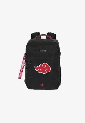 Schwarzer Nylon-Rucksack mit rotem Wolkenlogo, Frontreißverschluss-Tasche, Tragegriff oben, verstellbaren Riemen und einem Etikett mit der Aufschrift "KABINENMASS FÜR FLUGZEUGE".