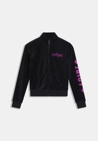 Fekete, cipzáras velúr dzseki álló gallérral, a mellrészen rózsaszín "Angel" logóval és a ujjon "2021" grafikával. Elülső zsebekkel ellátva.