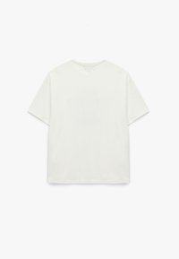 Valkoinen puuvillapaita, jossa on rento leikkaus, lyhyet hihat ja pyöreä kaula-aukko. Takapuoli on yksinkertainen ilman näkyvää brändäystä tai kuvioita.