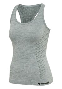 Débardeur de sport gris clair sans manches avec des panneaux latéraux en mesh à motifs et un petit logo hummel noir en bas de l'ourlet.