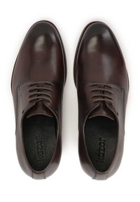 Scarpe eleganti in pelle marrone con finitura liscia, design stringato, punta rotonda e rivestimento interno nero. Presentano dettagli di cuciture sottili.