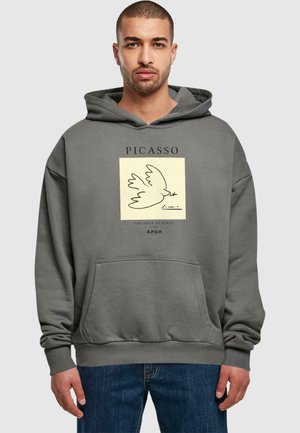 Pullover-Hoodie aus grauem Stoff mit einem grafischen Druck einer Taube innerhalb eines Quadrats, darüber beschriftet mit "PICASSO" und darunter "DIE TAUBE DES FRIEDENS".