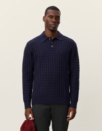 Pullover tricotado azul-marinho com um padrão de grelha texturizada, apresentando um colarinho clássico e uma pala com três botões. Mangas e bainha ajustáveis.