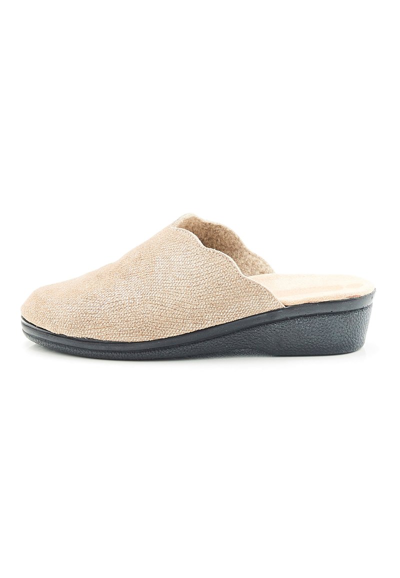 Zoccoli beige senza chiusura con tomaia in tessuto texture, design a onde all'apertura e suola in gomma nera. Piatta e larga per garantire comfort.