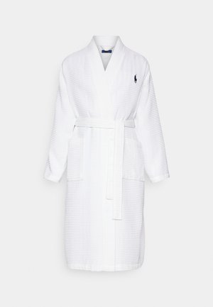 Accappatoio bianco in tessuto a nido d'ape con cintura, due tasche e un piccolo logo sul petto. Maniche lunghe, design fino al ginocchio.