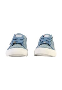 Sneakers in tessuto azzurro chiaro con suole in gomma bianca, caratterizzati da un design testurizzato, lacci piatti e un piccolo accento a forma di stella sul lato.