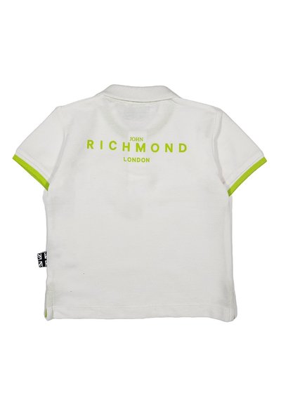 Polo bianco a maniche corte, con dettagli verde lime sul colletto e sulle maniche. Il testo sulla schiena recita "JOHN RICHMOND LONDON."