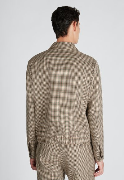 Brązowa kurtka w kratę z kołnierzem, elastycznym pasem i mankietami zapinanymi na guziki, wykonana z teksturowanej tkaniny. Widoczne szwy i dopasowany krój.