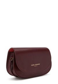 Burgunderfarbene Leder-Clutch mit magnetischem Klappverschluss. Verfügt über dezente Nähte und goldfarbene Markenprägung auf der Vorderseite, glatte Textur.
