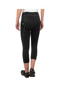 Fekete, cropped leggings, fitted kialakítással, fényvisszaverő logóval és kontrasztos fehér varrással, sportoláshoz megfelelő.