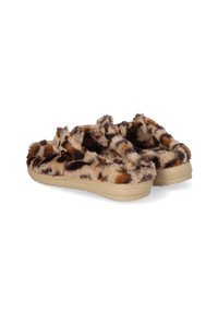 Chaussons en fausse fourrure avec un motif léopard, dotés d'une semelle en caoutchouc beige et d'une texture douce. Deux lanières pour un confort supplémentaire.