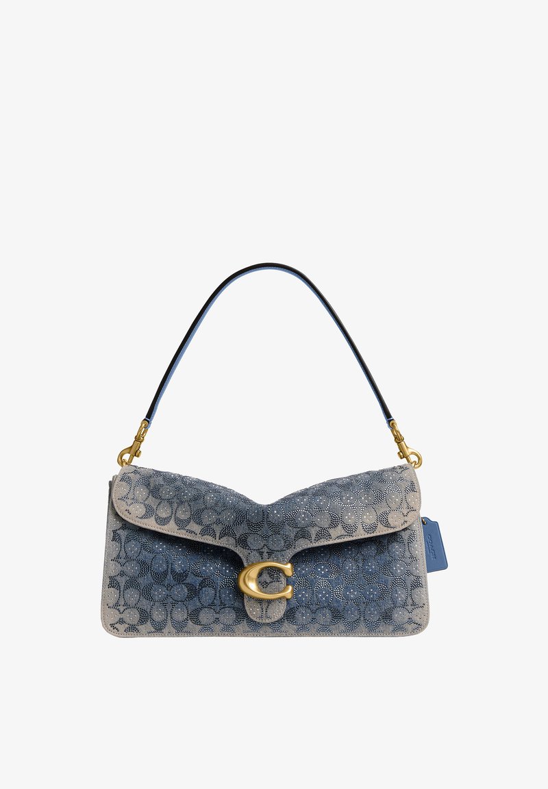 Sac à main d'épaule bleu et gris à motif avec un fermoir doré en forme de C et une courte poignée noire sur fond blanc.