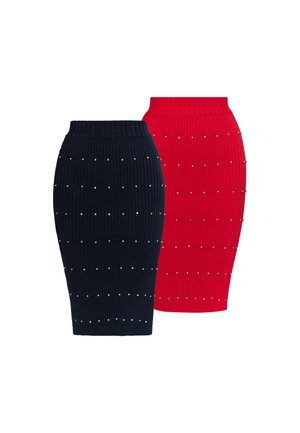 Dos faldas lápiz acanaladas en negro y rojo, cada una decorada con pequeños remaches plateados espaciados uniformemente.