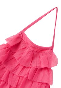 Abito rosa a strati con tessuto di tulle arricciato, spalline sottili e texture morbida. Il design presenta più strati di volant.