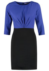 Haut bleu à manches trois-quarts avec détail torsadé à la taille associé à une robe jupe noire ajustée.