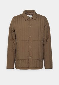 Brun vadderad jacka med krage, knäppning framtill, två framfickor och textil med struktur. Har horisontell sömnad över materialet.