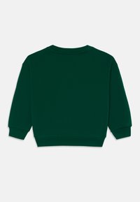 Mörkgrön långärmad sweatshirt med rund halsringning, med ribbade ärmslut och nederkant, visas bakifrån mot en vit bakgrund.