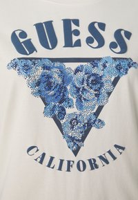 Guess SS CN  TRIANGLE - Marškinėliai su spaudiniu - cream white