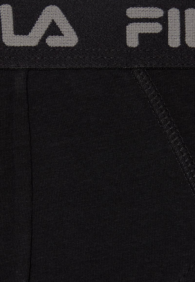 Czarne bawełniane bokserki z kontrastowym szarym paskiem z logo Fila, gładka tekstura i wzmocnione szwy wzdłuż szwów.