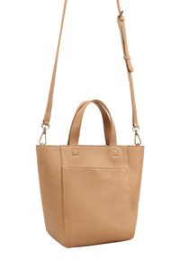 Tan leren handtas met twee korte handvatten en een afneembare lange schouderband. Gladde textuur met eenvoudige stiksels en een voorkant pocketdetail.