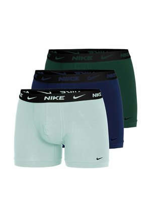 Drei Paar Nike Herren-Boxershorts in Hellblau, Dunkelblau und Dunkelgrün mit schwarzen Taillenbändern, die das Nike-Logo und den Swoosh zeigen.