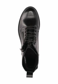 Botín de cuero negro por el tobillo con punta redonda, cordones en el frente y cremallera lateral. Textura suave y diseño minimalista con tirador.