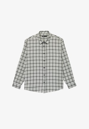 Camisa de manga larga a cuadros en blanco y negro con cuello de botón, que presenta un dobladillo recto y botones negros en la parte frontal.