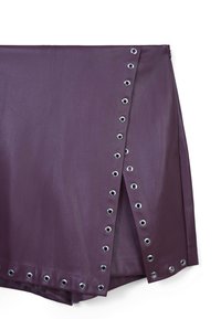 Gonna in pelle viola con spacco laterale e dettagli in occhielli argentati lungo il bordo, texture liscia e finitura opaca.