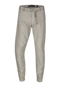 Pantalones tapered de color gris claro con una tela texturada, cierre de botón y puños elásticos. Incluye una cinturilla de marca y discretos detalles de costura.