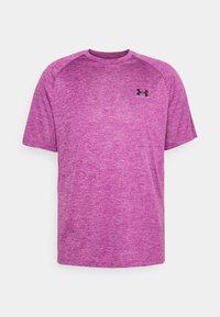 Fialové sportovní tričko s krátkým rukávem, které má melírovanou strukturu a malou černou značku Under Armour na hrudi.