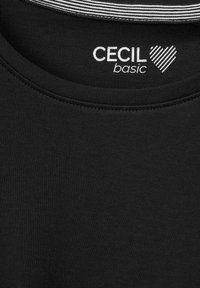 Schwarzes T-Shirt mit glatter Textur, runden Ausschnitt und einer gestreiften Stoffdetail im inneren Kragen. Herstelleretikett sichtbar.