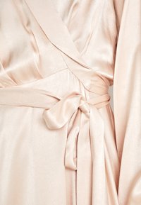 Cras LAURA DRESS - Koktélruha / Partiruha - champagne white