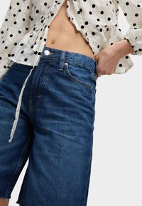 Marks & Spencer BERMUDA - Shorts vaqueros - medium indigo