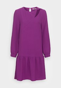 Vestido largo morado de manga larga con escote redondo, puños fruncidos, dobladillo en capas y detalle de diseño diagonal. Tejido texturizado con un acabado suave.