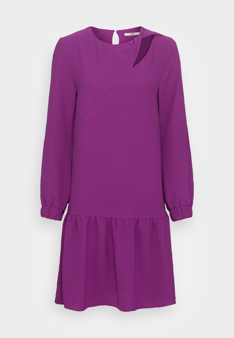 Vestido largo morado de manga larga con escote redondo, puños fruncidos, dobladillo en capas y detalle de diseño diagonal. Tejido texturizado con un acabado suave.