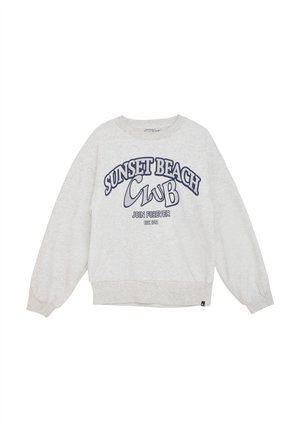 Sweatshirt gris clair avec de longues manches bouffantes. Porte le texte bleu marine "SUNSET BEACH CLUB" et "JOIN FOREVER." Tissu doux.