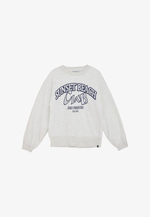 Sweatshirt gris clair avec de longues manches bouffantes. Porte le texte bleu marine "SUNSET BEACH CLUB" et "JOIN FOREVER." Tissu doux.