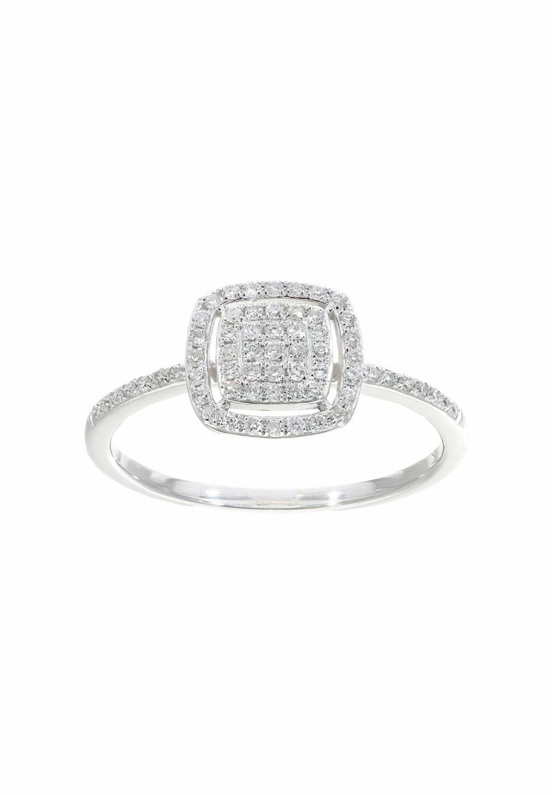 Anello in argento con un design a halo quadrato impreziosito da diamanti piccoli, con una banda liscia e ulteriori diamanti lungo la shank.