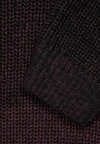 Pletený svetr s vínovým tělem a texturovaným černým vroubkovaným manžetou. Tkanina vykazuje různé vzory stehu pro vizuální zajímavost.