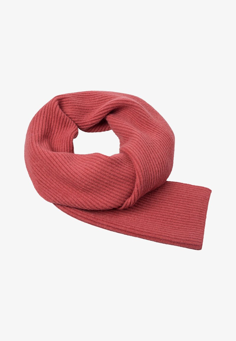 Écharpe en maille côtelée douce de couleur rose poudré, enroulée lâchement sur une surface plane.