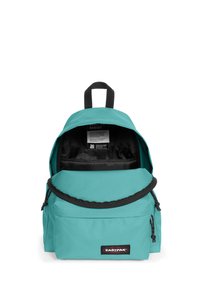 Turkos Eastpak-ryggsäck med en svart dragkedja, framficka och justerbara axelremmar. Insidan är svart med en synlig etikett.