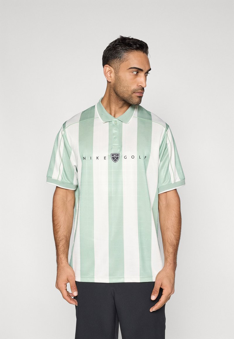 Polo Nike Golf à rayures verticales vert menthe et blanches, manches courtes, texture douce, avec un logo noir au centre.