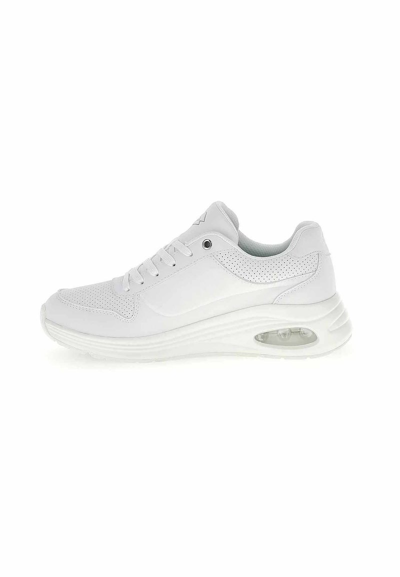 Scarpa sportiva bianca con tomaia sintetica liscia, dettagli traforati, design con lacci e suola trasparente ammortizzata ad aria.