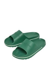 Zaļi gumijas slaidu sandales ar atvērtu purngalu, teksturētu zolīti un rievotu zoli. Satur logotipu augšējā siksniņā un baltas akcentu līnijas.