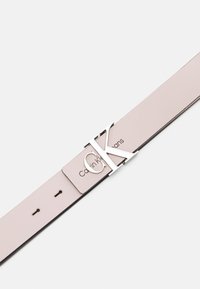 Cintura in pelle rosa chiaro con accessori in argento, caratterizzata dal logo "CK" e dalla branding. Progettata con una texture liscia e fori regolabili.
